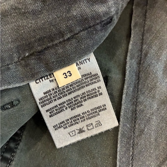 Citizens Of Humanity Raw Hem Fatigue Short
NEW! Size 33 - Made in USA - Picture 5 of 5